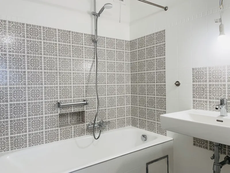 Kostengünstig saniertes Bad mit Badewanne